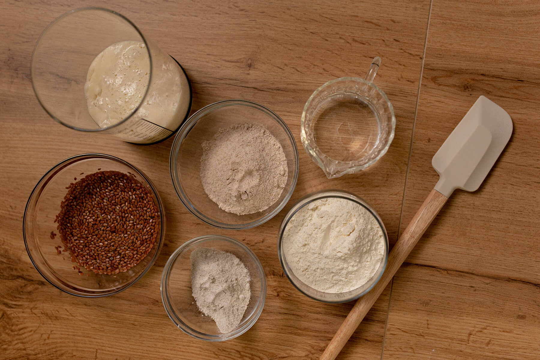 Brotbackzutaten auf tisch